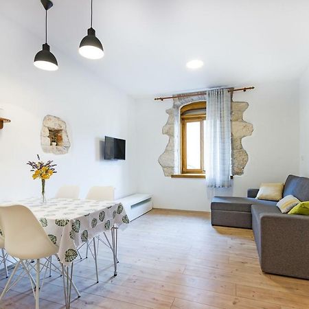Cozy Apartment 10 Min From The Beach Pula Buitenkant foto