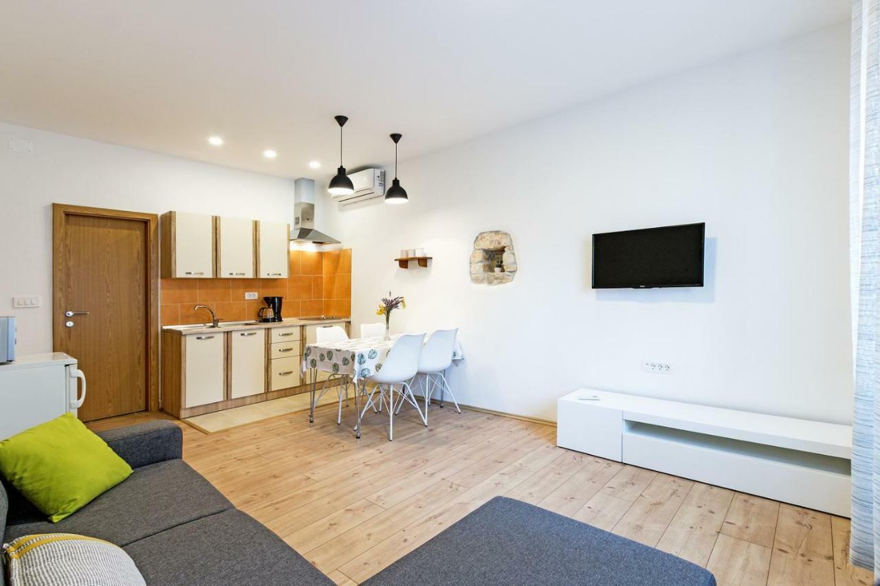 Cozy Apartment 10 Min From The Beach Pula Buitenkant foto