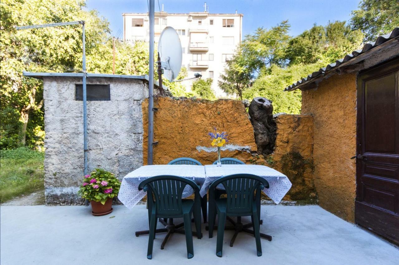 Cozy Apartment 10 Min From The Beach Pula Buitenkant foto