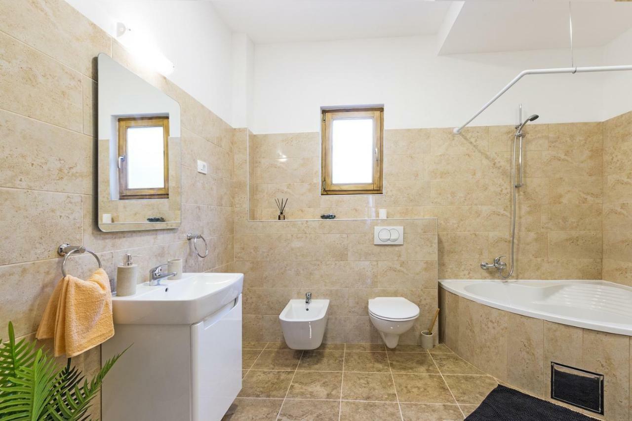 Cozy Apartment 10 Min From The Beach Pula Buitenkant foto